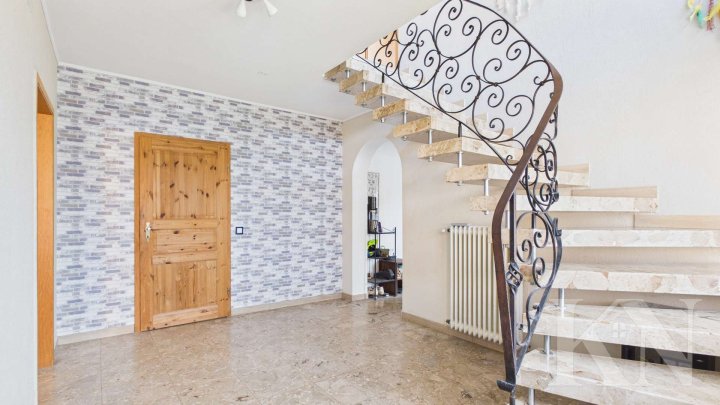 Großzügiges Wohnen in Merzig – Einfamilienhaus mit Garten, Balkon & Wintergarten