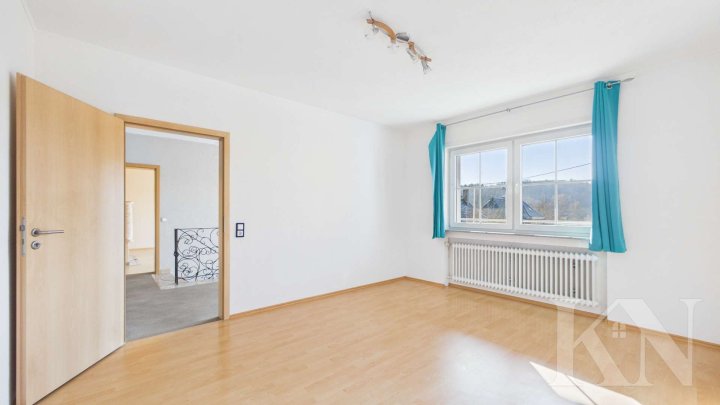 Großzügiges Wohnen in Merzig – Einfamilienhaus mit Garten, Balkon & Wintergarten