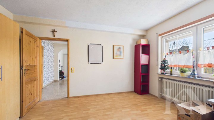 Großzügiges Wohnen in Merzig – Einfamilienhaus mit Garten, Balkon & Wintergarten