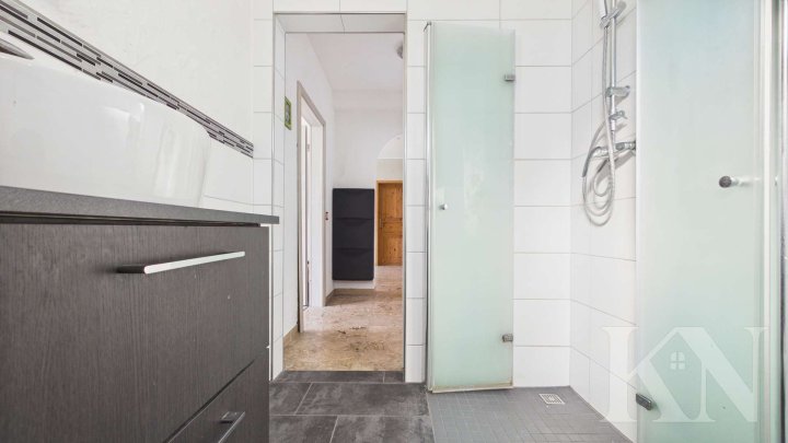 Großzügiges Wohnen in Merzig – Einfamilienhaus mit Garten, Balkon & Wintergarten