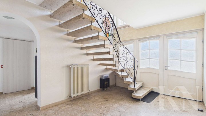 Großzügiges Wohnen in Merzig – Einfamilienhaus mit Garten, Balkon & Wintergarten