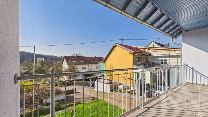 Großzügiges Wohnen in Merzig – Einfamilienhaus mit Garten, Balkon & Wintergarten