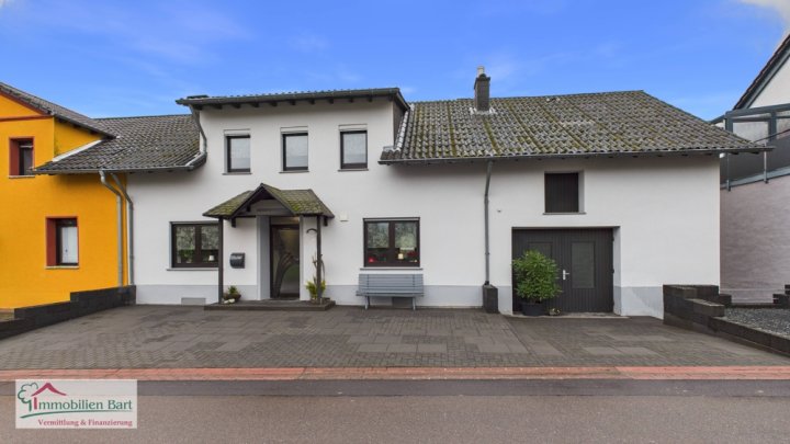 METTLACH-NOHN: WOHNHAUS MIT 2 WOHNUNGEN / GARAGE / GARTEN IN RUHIGER WOHNLAGE!