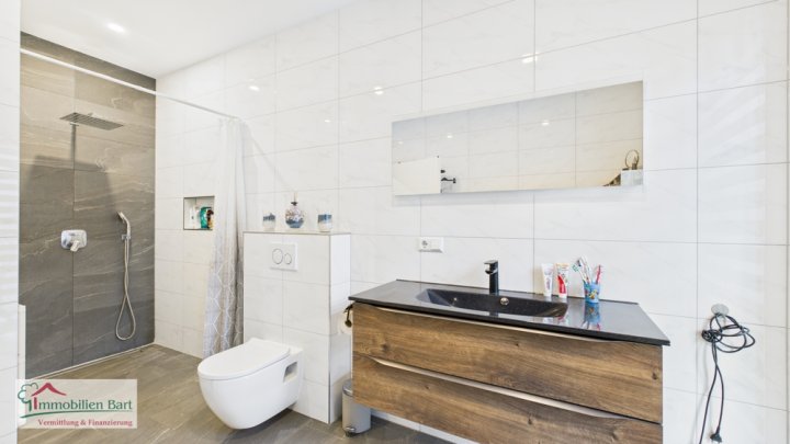 PERL-SINZ: MODERNE DOPPELHAUSHÄLFTE MIT HOCHWERTIGER AUSSTATTUNG UND GARTEN