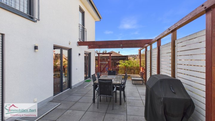 GRENZE L-SCHENGEN: WOHNHAUS MIT KELLER, 2 GARAGEN UND GARTEN IN TOP WOHNLAGE