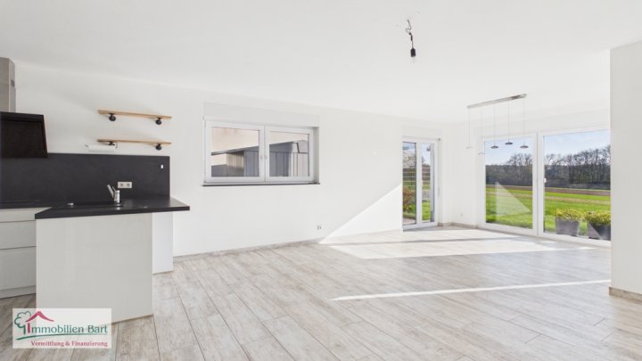 PERL-OBERLEUKEN: CA. 90 M² WOHNUNG / GARTEN / 3 STELLPLÄTZE / FERNBLICK