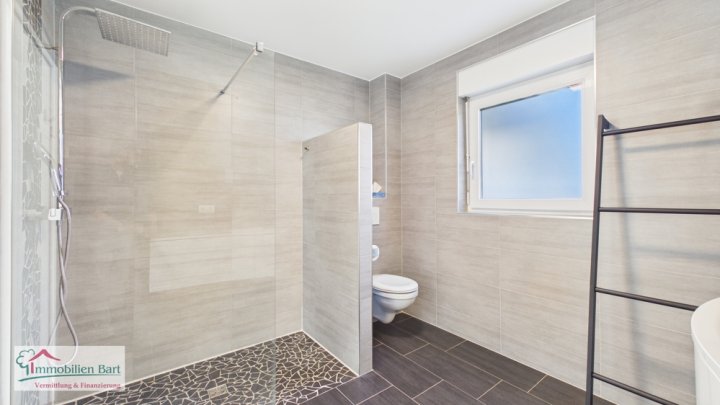 PERL-OBERLEUKEN: CA. 90 M² WOHNUNG / GARTEN / 3 STELLPLÄTZE / FERNBLICK