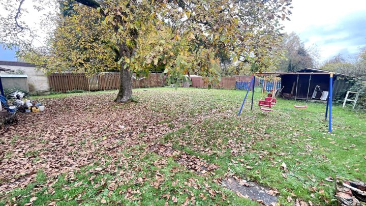 Freistehendes Wohnhaus mit großzügigem Grundstück in attraktiver Lage