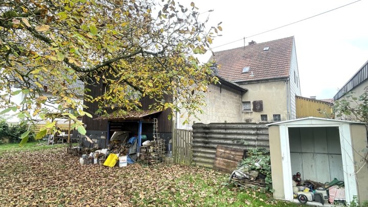 Freistehendes Wohnhaus mit großzügigem Grundstück in attraktiver Lage