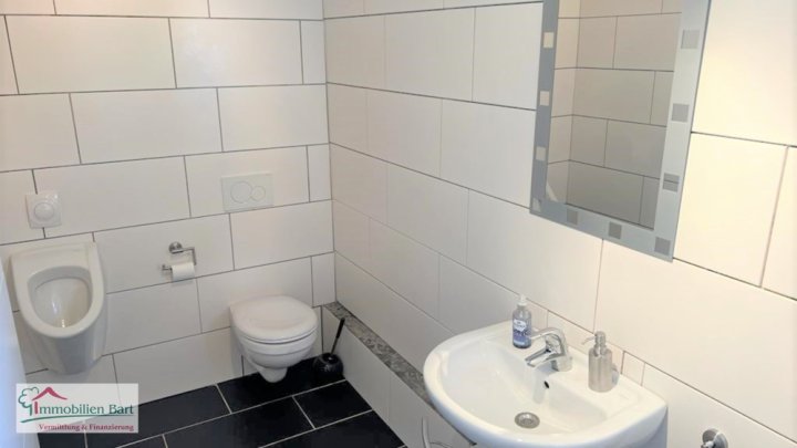 AN DER A8 ! GEWERBEBETRIEB AUF 4.070 M² GRUNDSTÜCK!