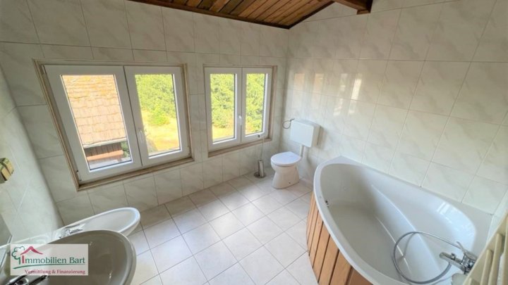 AN DER A8 ! GEWERBEBETRIEB AUF 4.070 M² GRUNDSTÜCK!