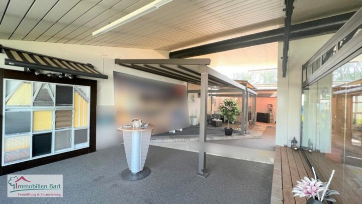 AN DER A8 ! Ausstellungshalle mit Wohnhaus auf 40 Ar Grundstück!