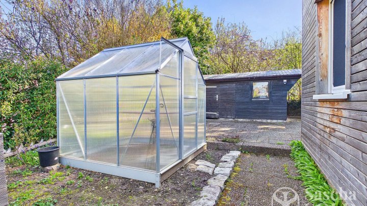 Gepflegter Bungalow mit Grundofen, sonniger Terrasse, Garten und Garage in Dudweiler-Süd