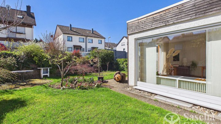 Gepflegter Bungalow mit Grundofen, sonniger Terrasse, Garten und Garage in Dudweiler-Süd