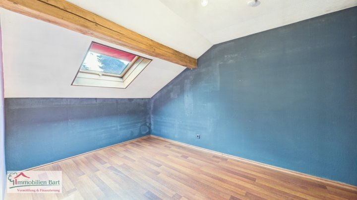 VIELSEITIGE VERWENDUNG: 325 M², WOHN UND NUTZFLÄCHE, GARAGEN UND GARTEN IN GRENZNÄHE