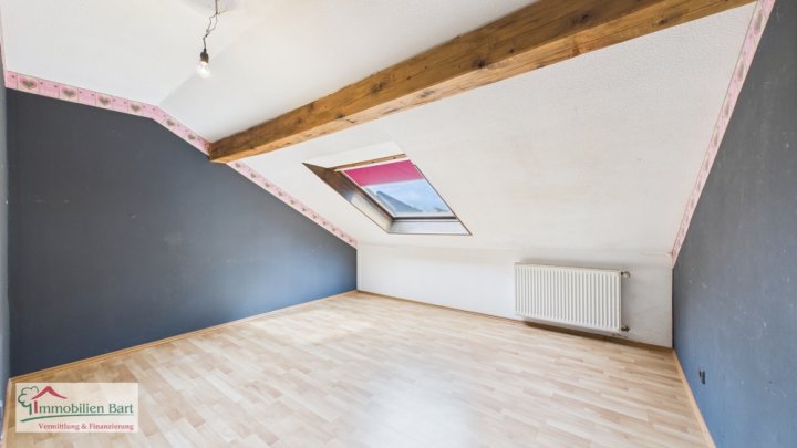 VIELSEITIGE VERWENDUNG: 325 M², WOHN UND NUTZFLÄCHE, GARAGEN UND GARTEN IN GRENZNÄHE