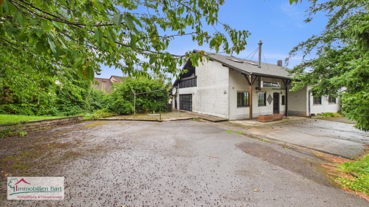 VIELSEITIGE VERWENDUNG: 325 M², WOHN UND NUTZFLÄCHE, GARAGEN UND GARTEN IN GRENZNÄHE