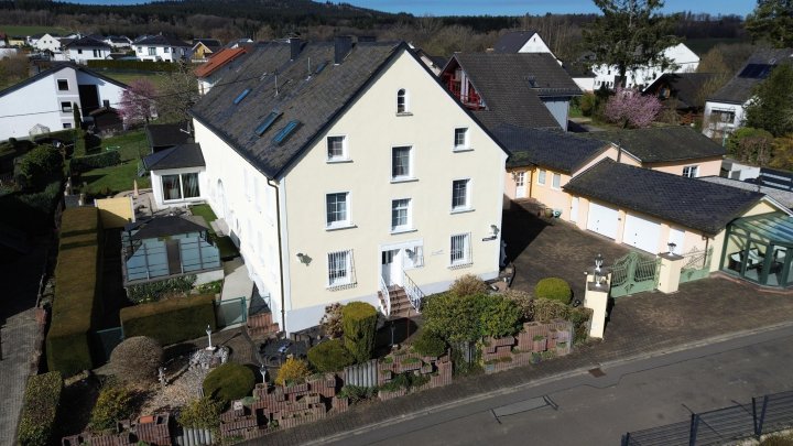 Historisches Einfamilienhaus mit modernem Komfort und viel Freizeitfläche