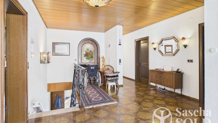 Freistehendes Einfamilienhaus in begehrter Lage von Oberwürzbach mit Garage, Terrasse & Südbalkon