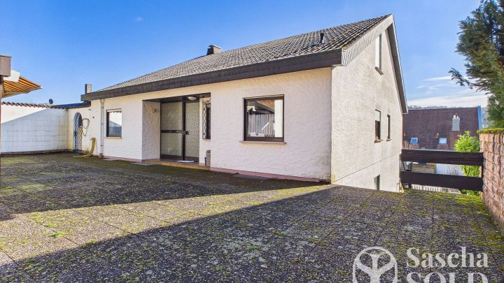 Freistehendes Einfamilienhaus in begehrter Lage von Oberwürzbach mit Garage, Terrasse & Südbalkon