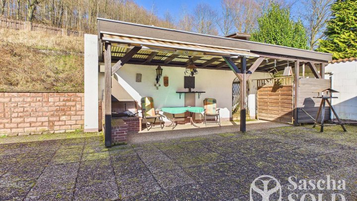 Freistehendes Einfamilienhaus in begehrter Lage von Oberwürzbach mit Garage, Terrasse & Südbalkon