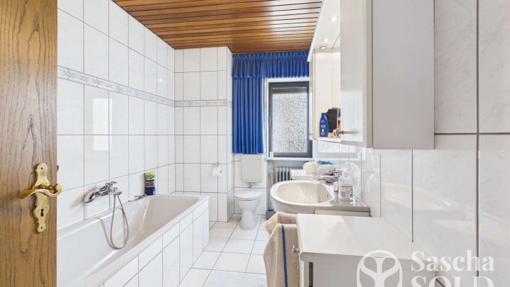 Freistehendes Einfamilienhaus in begehrter Lage von Oberwürzbach mit Garage, Terrasse & Südbalkon