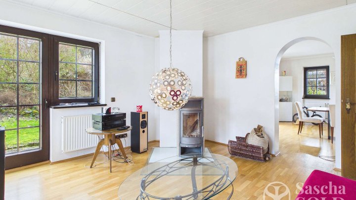 Freistehendes Einfamilienhaus mit Einliegerwohnung auf weitläufigem Grundstück mit Panoramablick