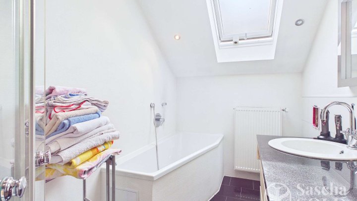 Freistehendes Einfamilienhaus mit Einliegerwohnung auf weitläufigem Grundstück mit Panoramablick