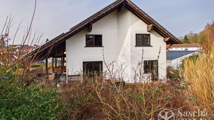 Freistehendes Einfamilienhaus mit Einliegerwohnung auf weitläufigem Grundstück mit Panoramablick