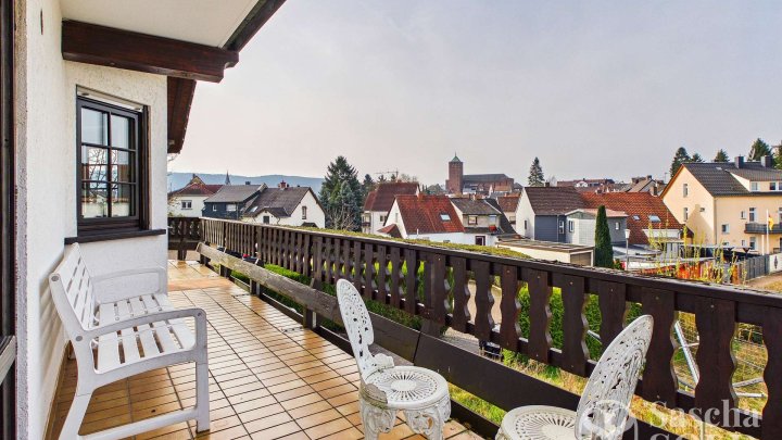 Freistehendes Einfamilienhaus mit Einliegerwohnung auf weitläufigem Grundstück mit Panoramablick