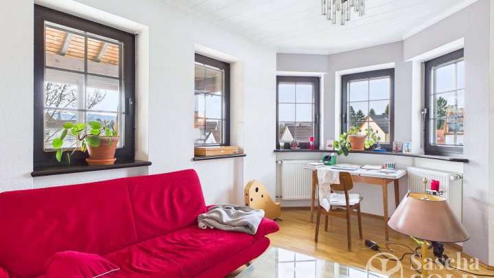 Freistehendes Einfamilienhaus mit Einliegerwohnung auf weitläufigem Grundstück mit Panoramablick