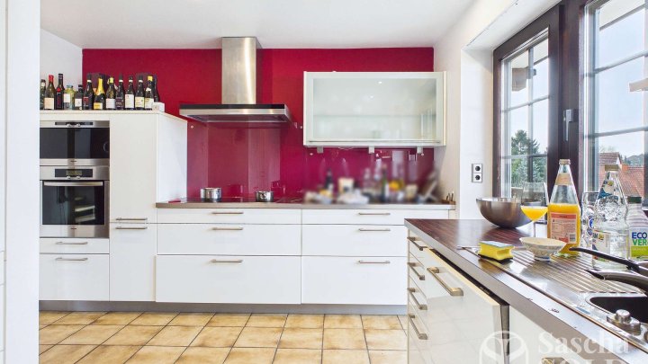 Freistehendes Einfamilienhaus mit Einliegerwohnung auf weitläufigem Grundstück mit Panoramablick