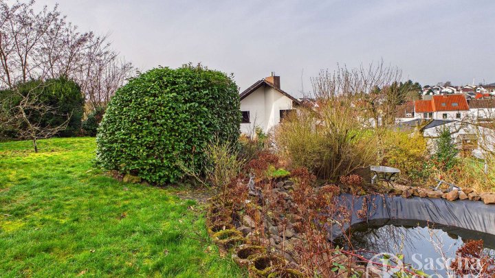 Freistehendes Einfamilienhaus mit Einliegerwohnung auf weitläufigem Grundstück mit Panoramablick