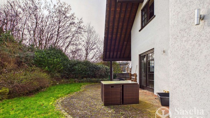 Freistehendes Einfamilienhaus mit Einliegerwohnung auf weitläufigem Grundstück mit Panoramablick