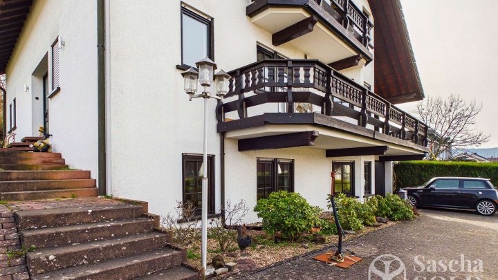 Freistehendes Einfamilienhaus mit Einliegerwohnung auf weitläufigem Grundstück mit Panoramablick