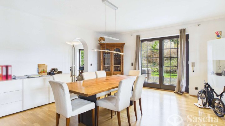 Freistehendes Einfamilienhaus mit Einliegerwohnung auf weitläufigem Grundstück mit Panoramablick