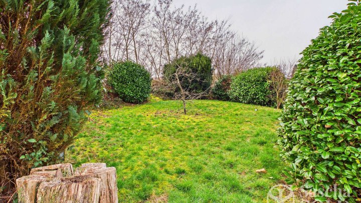 Freistehendes Einfamilienhaus mit Einliegerwohnung auf weitläufigem Grundstück mit Panoramablick