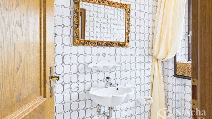 Freistehendes Einfamilienhaus mit Einliegerwohnung auf weitläufigem Grundstück mit Panoramablick