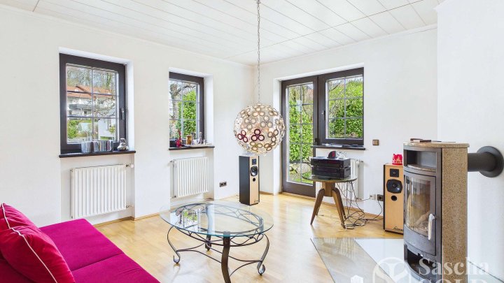 Freistehendes Einfamilienhaus mit Einliegerwohnung auf weitläufigem Grundstück mit Panoramablick