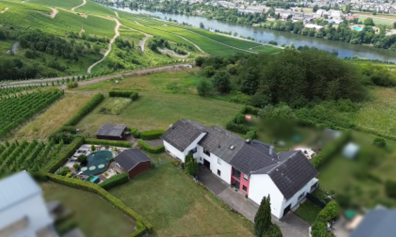 Wohnen über der Mosel: Modernisiertes Doppelangebot mit großem Grundstück