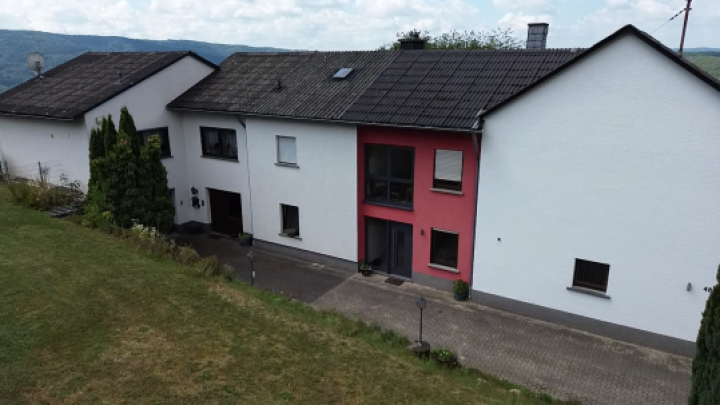 Wohnen über der Mosel: Modernisiertes Doppelangebot mit großem Grundstück