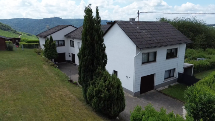 Wohnen über der Mosel: Modernisiertes Doppelangebot mit großem Grundstück