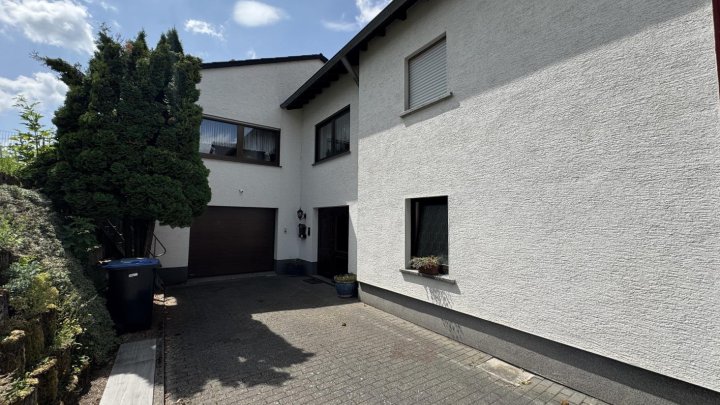 Wohnen über der Mosel: Modernisiertes Doppelangebot mit großem Grundstück