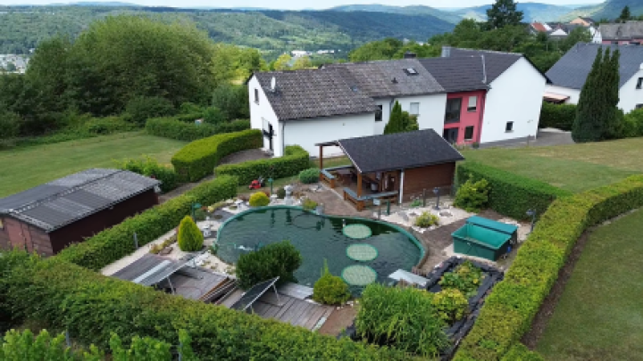 Wohnen über der Mosel: Modernisiertes Doppelangebot mit großem Grundstück