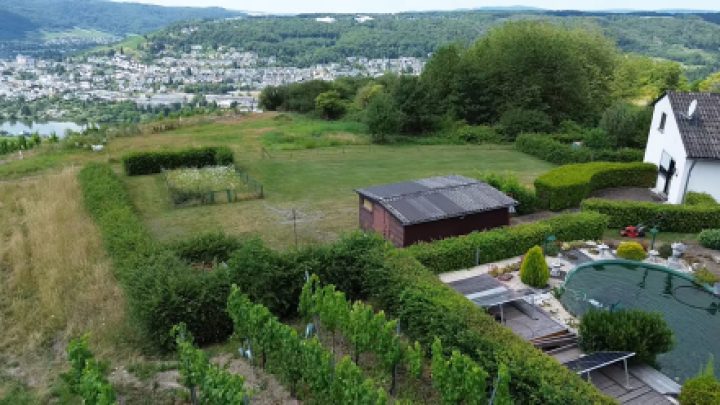 Wohnen über der Mosel: Modernisiertes Doppelangebot mit großem Grundstück