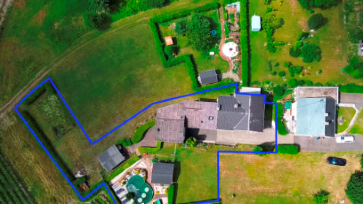 Wohnen über der Mosel: Modernisiertes Doppelangebot mit großem Grundstück