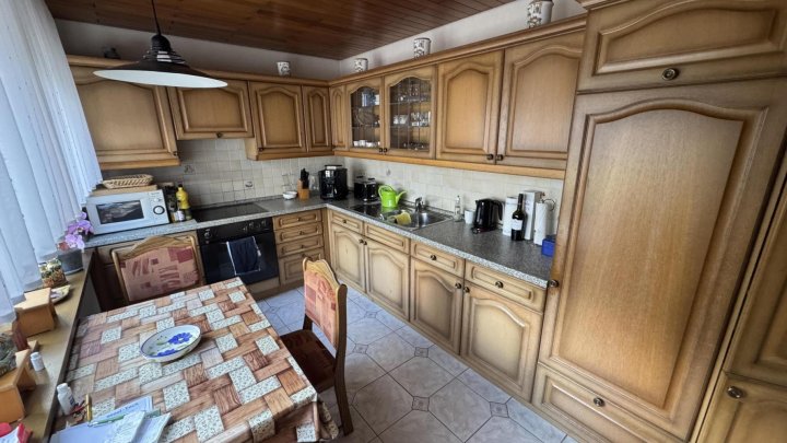 Wohnen über der Mosel: Modernisiertes Doppelangebot mit großem Grundstück