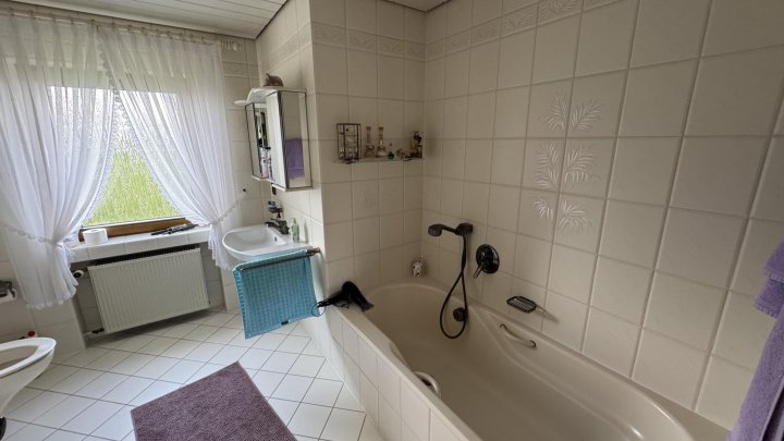 Wohnen über der Mosel: Modernisiertes Doppelangebot mit großem Grundstück