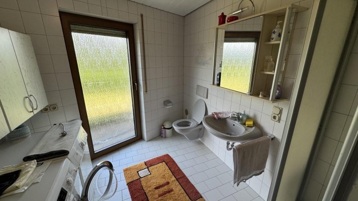 Wohnen über der Mosel: Modernisiertes Doppelangebot mit großem Grundstück