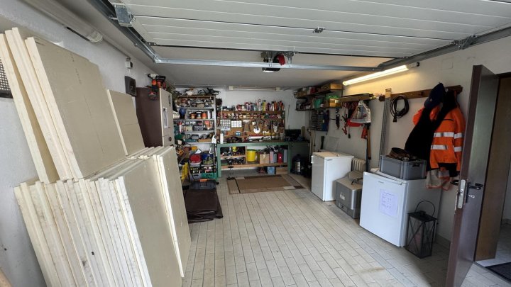 Wohnen über der Mosel: Modernisiertes Doppelangebot mit großem Grundstück